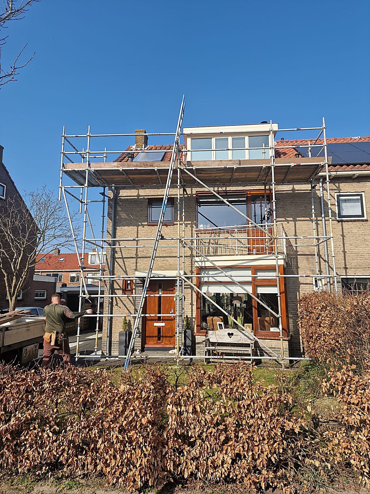 Gevelsteiger plaatsen in bedrijfspand