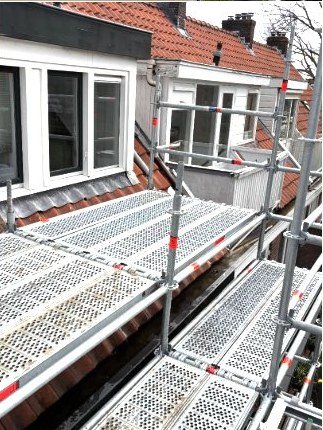 Roof work with platform scaffold - GSD Steigerbouw